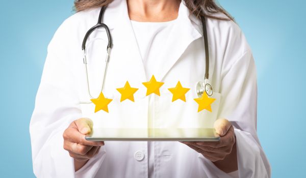 Professionelles Bewertungsmanagement für Mediziner: Visualisierung von positiven Google Rezensionen und Reputationsmanagement.