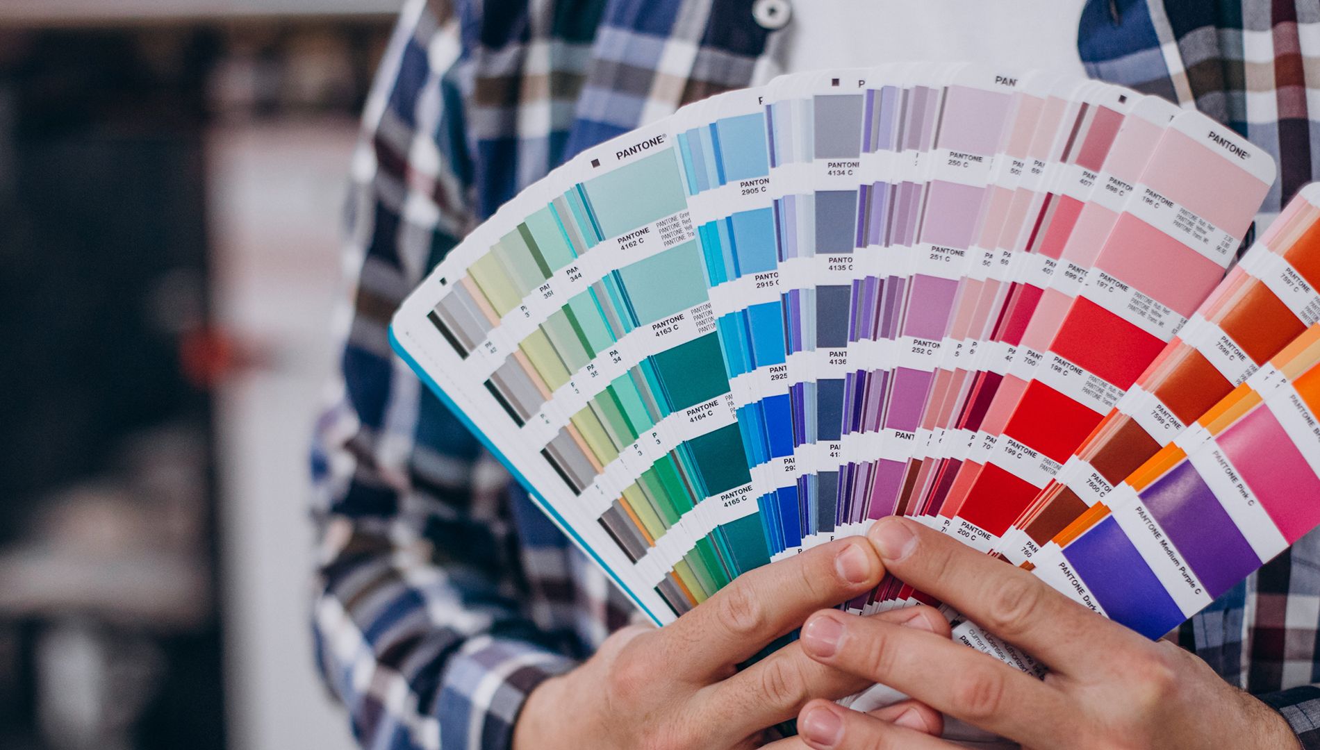 Farbpsychologie im Praxismarketing: Fächer zur Auswahl für ein vertrauenserweckendes Corporate Design im Gesundheitswesen.