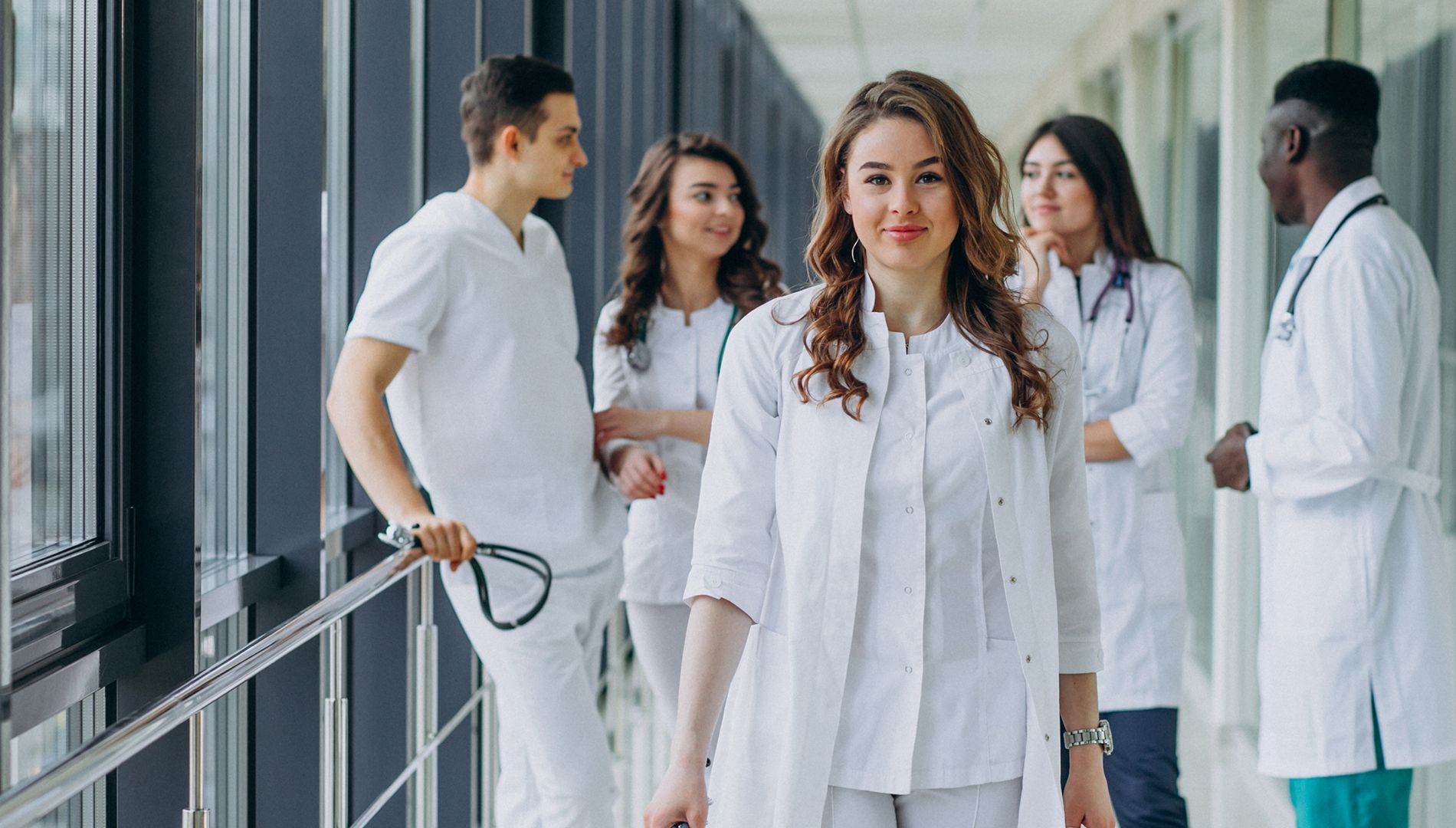 Employer Branding für Arztpraxen: Ein authentisches Team-Foto in einer modernen Klinik in München zur Mitarbeitergewinnung.
