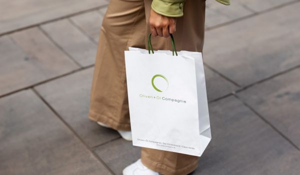 Konsequente Umsetzung des Corporate Designs an allen Berührungspunkten. Hier auf einer stilsicheren, hochwertigen Tragetasche aus Naturpapier.