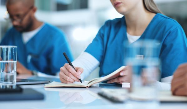 Markenarchitektur und Skalierung für MVZs: Bild aus einem Marken-Workshop in einem MVZ in München.