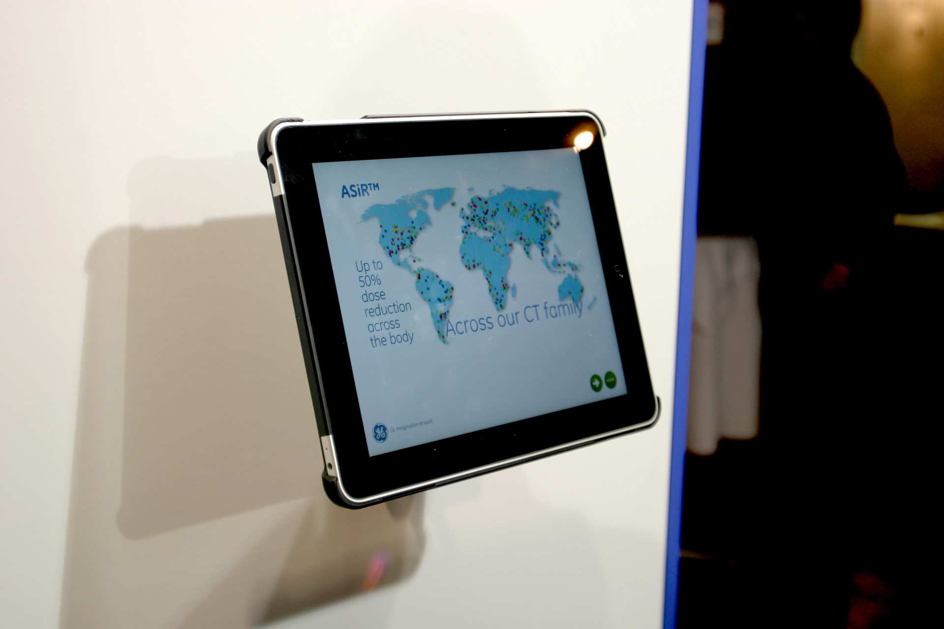Interaktive Station am Messestand von GE Healthcare, gestaltet von der M&uuml;nchener Designagentur das formt.