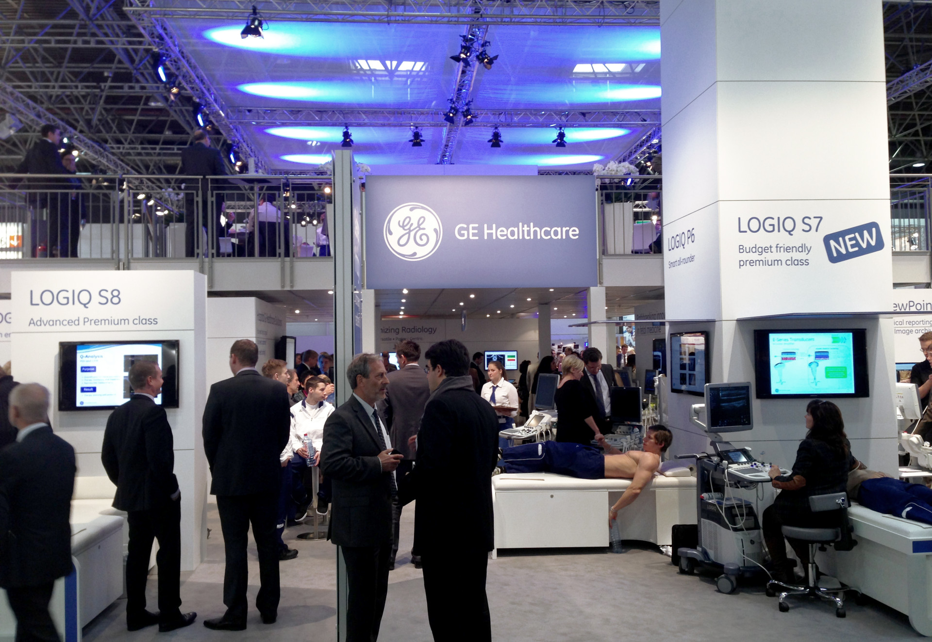 Messestand f&uuml;r GE Healthcare auf der MEDICA von der M&uuml;nchener Designagentur das formt.