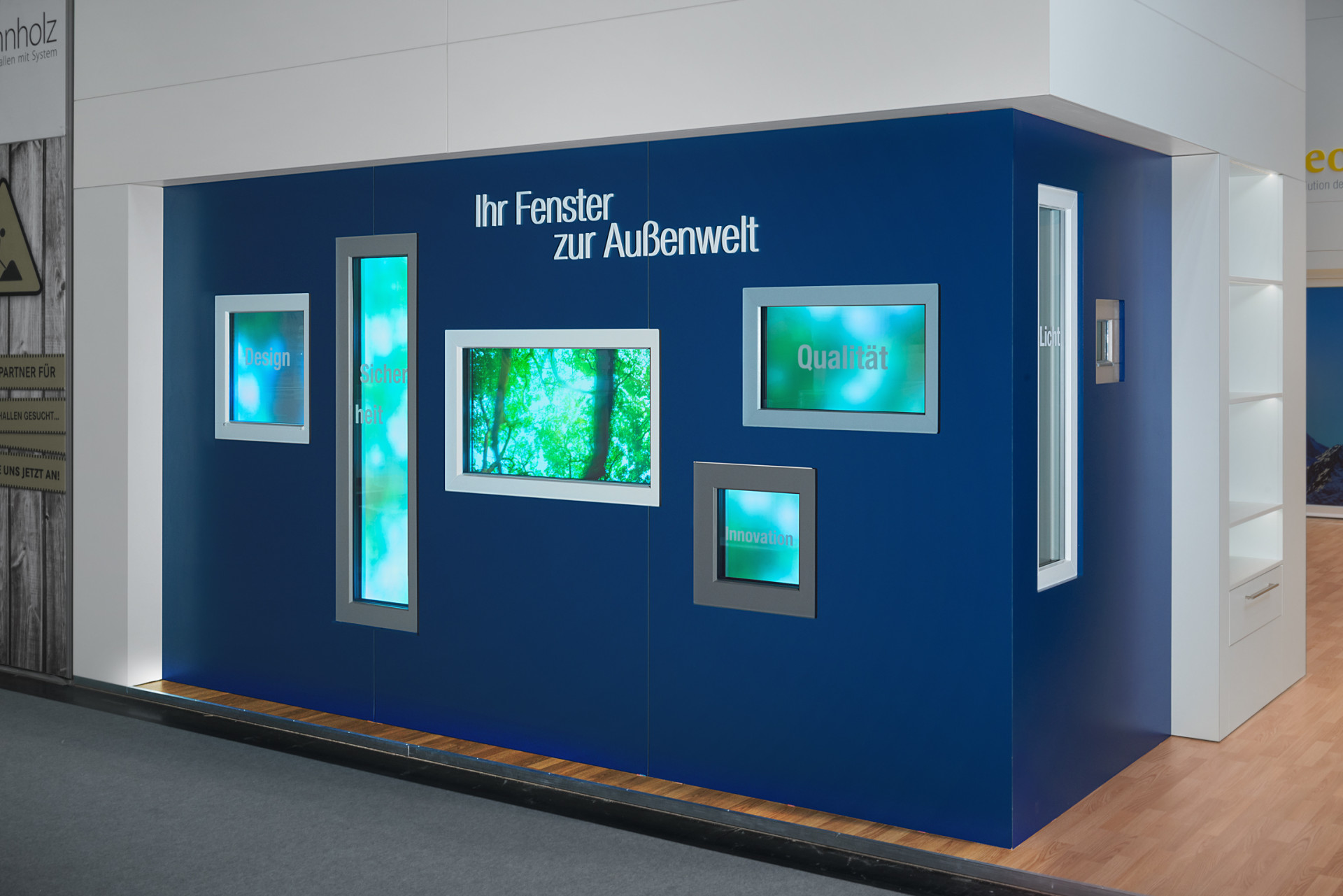 Produktwand am Messestand der H&ouml;hbauer GmbH von der M&uuml;nchener Designagentur das formt.
