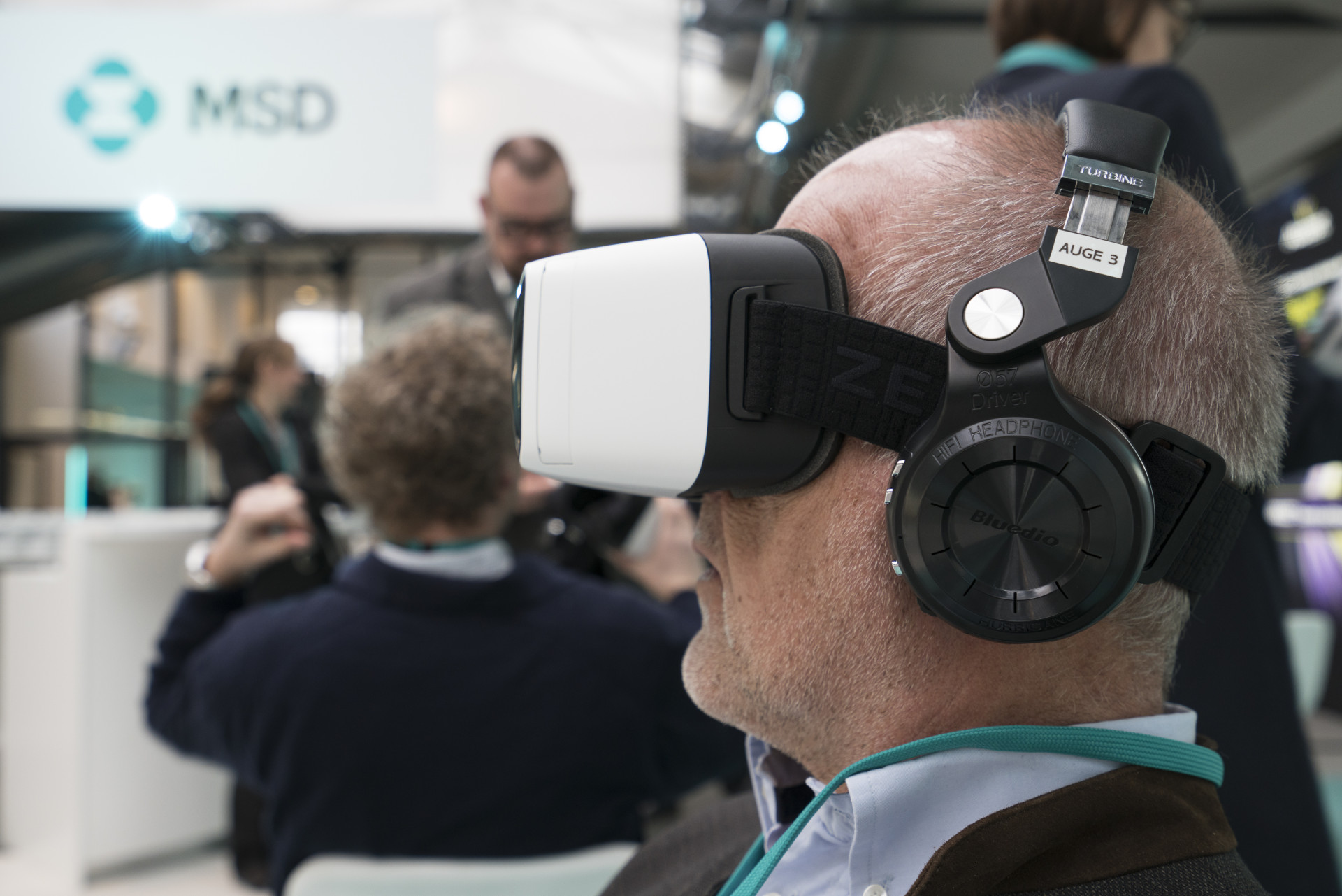 Virtual-Reality-Station am Messestand von MSD Sharp & Dohme, gestaltet von der M&uuml;nchener Designagentur das formt.