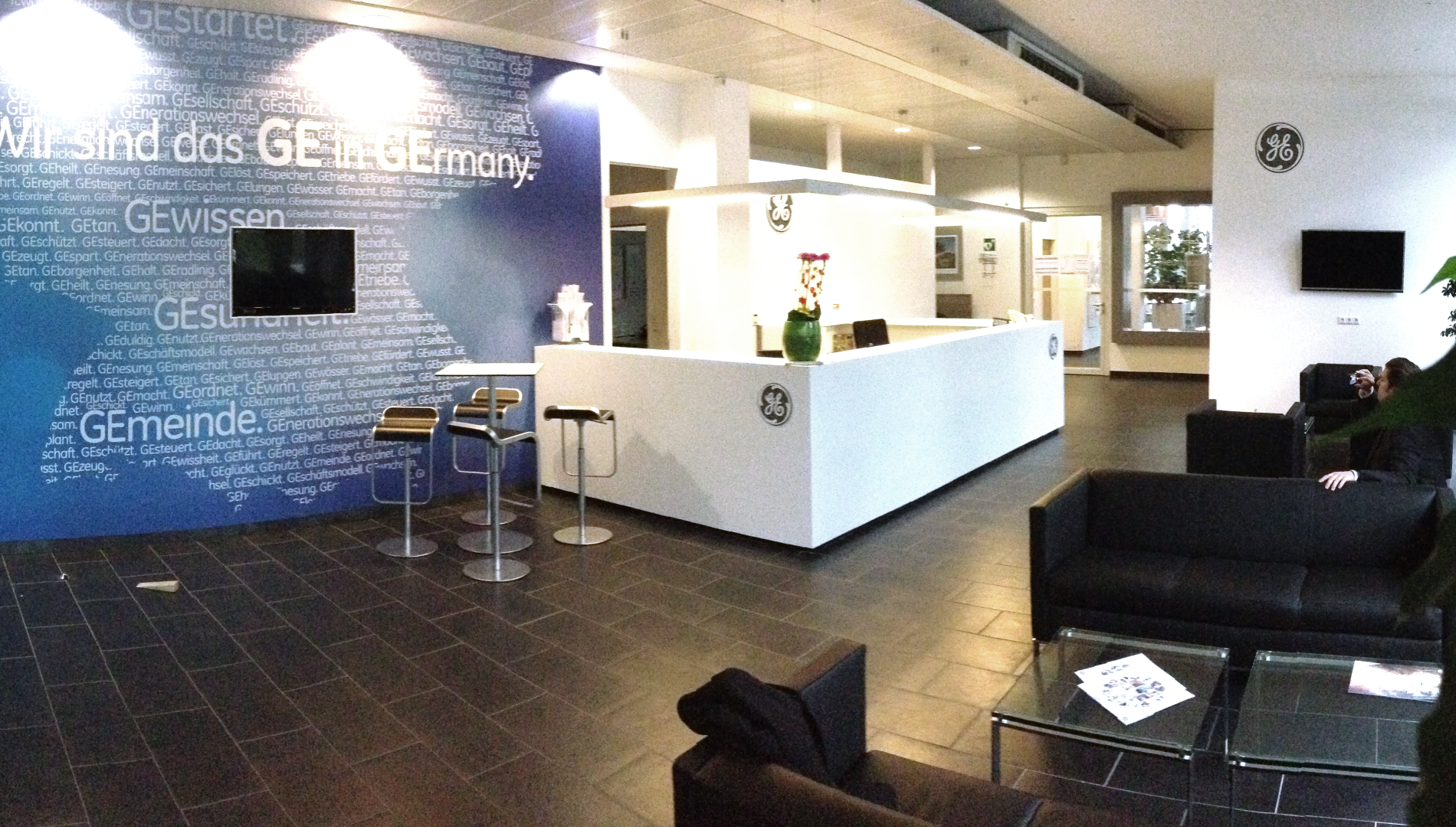 Foyer von GE Healthcare in München - Corporate Architecture und Branddesign der Agentur das formt in München
