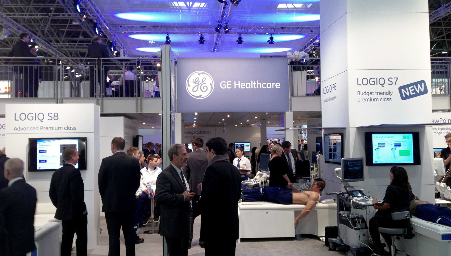 Medica in Düsseldorf - Messedesign der Designagentur das formt in München