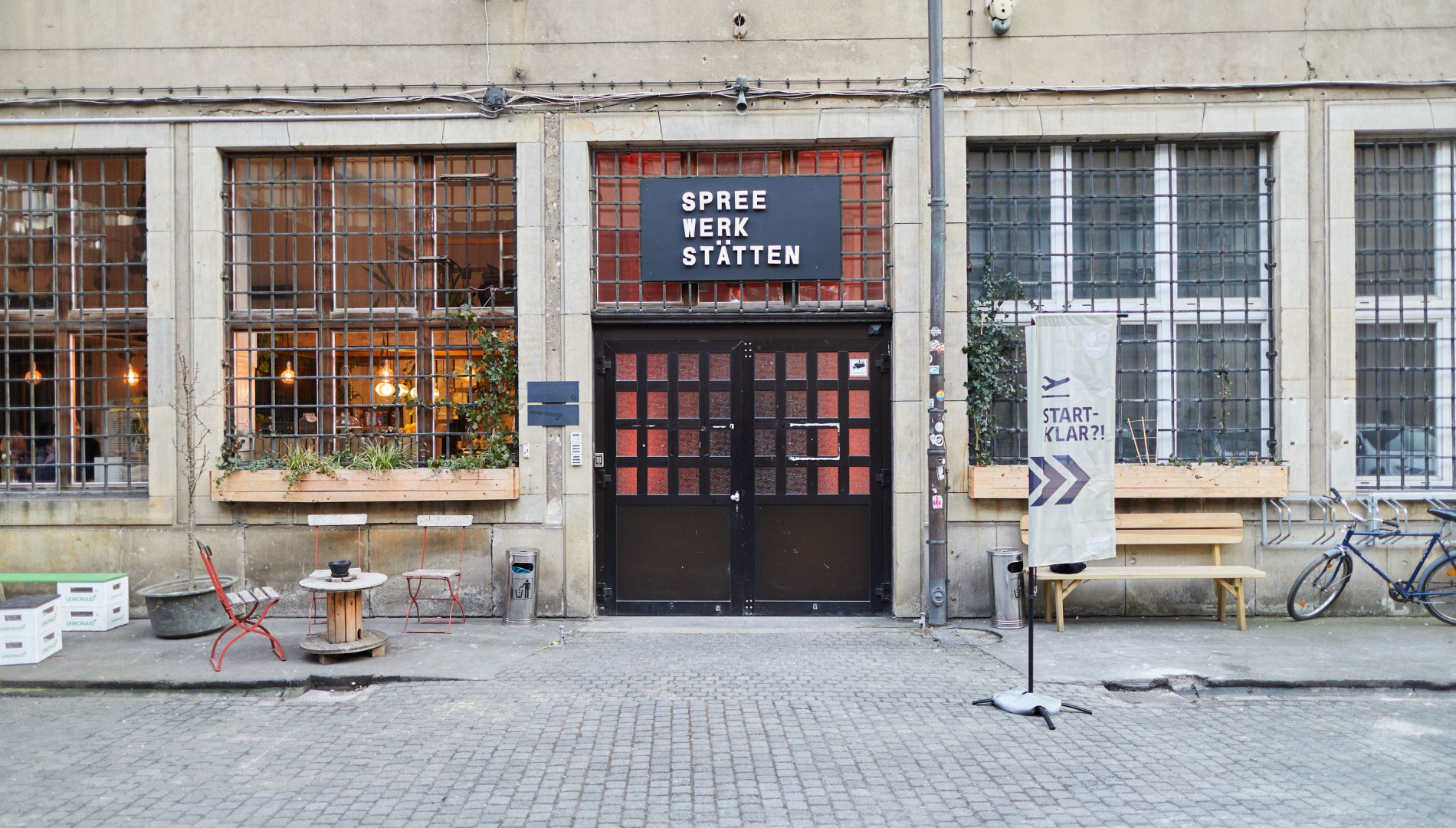 Corporate Design, Messedesign, Eventkonzeption, Orientierungssystem und Printbroschüre von der Werbeagentur das formt aus München