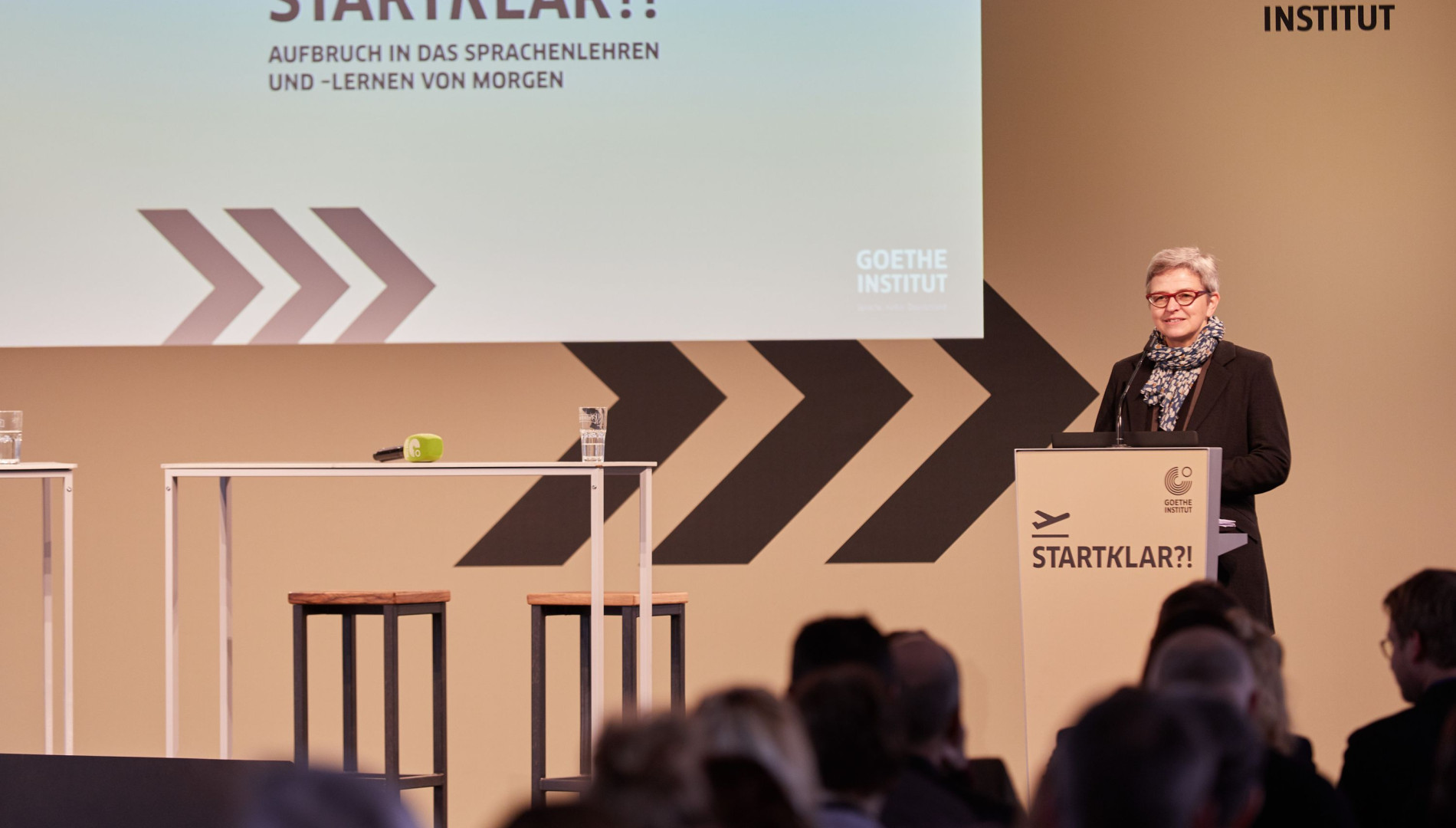 Corporate Design, Messedesign, Orientierungssystem und Printbroschüre von der Werbeagentur das formt aus München