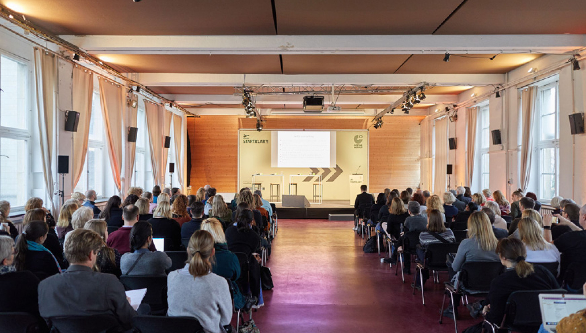 Corporate Design, Messedesign, Orientierungssystem und Printbroschüre von der Werbeagentur das formt aus München