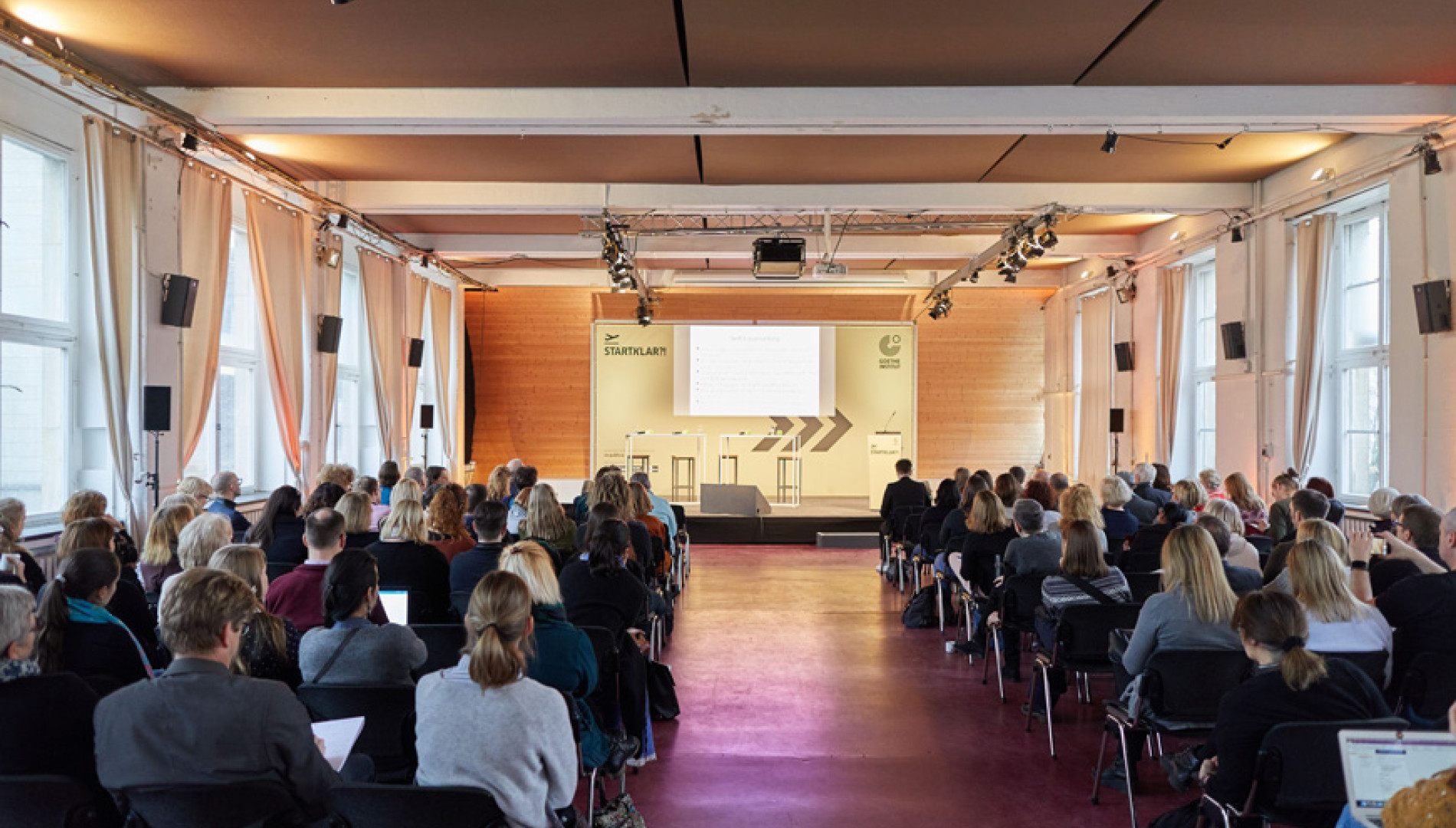 Corporate Design, Messedesign, Orientierungssystem und Printbroschüre von der Werbeagentur das formt aus München