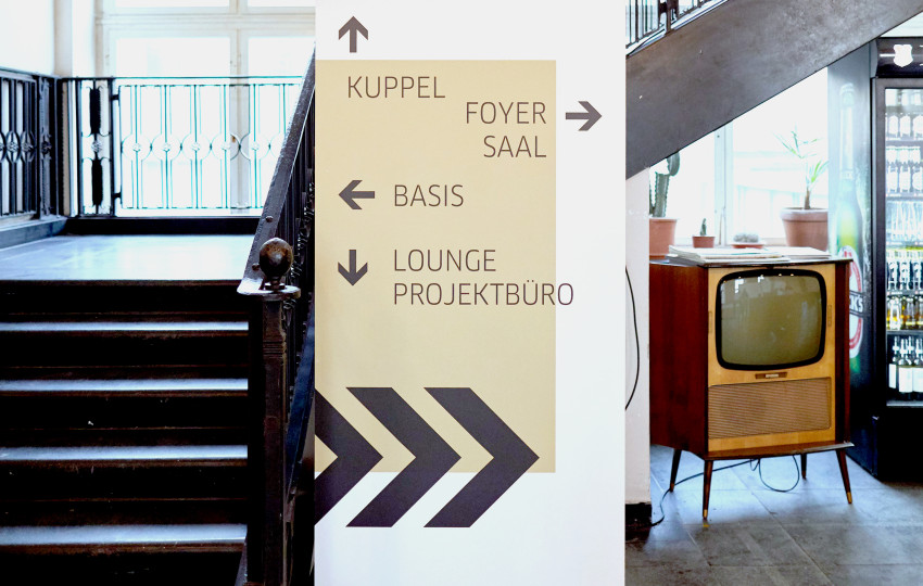 Corporate Design, Messedesign, Orientierungssystem und Printbroschüre von der Designagentur das formt aus München