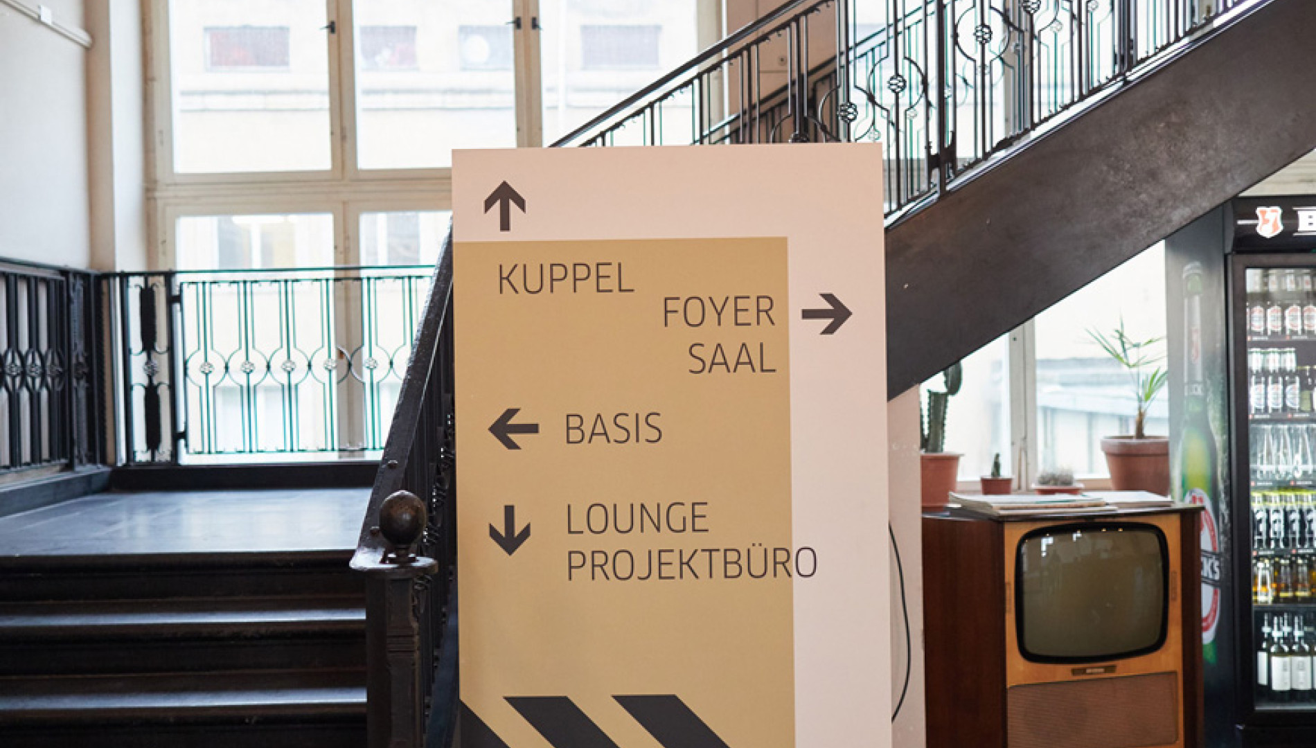 Corporate Design, Messedesign, Orientierungssystem und Printbroschüre von der Werbeagentur das formt aus München