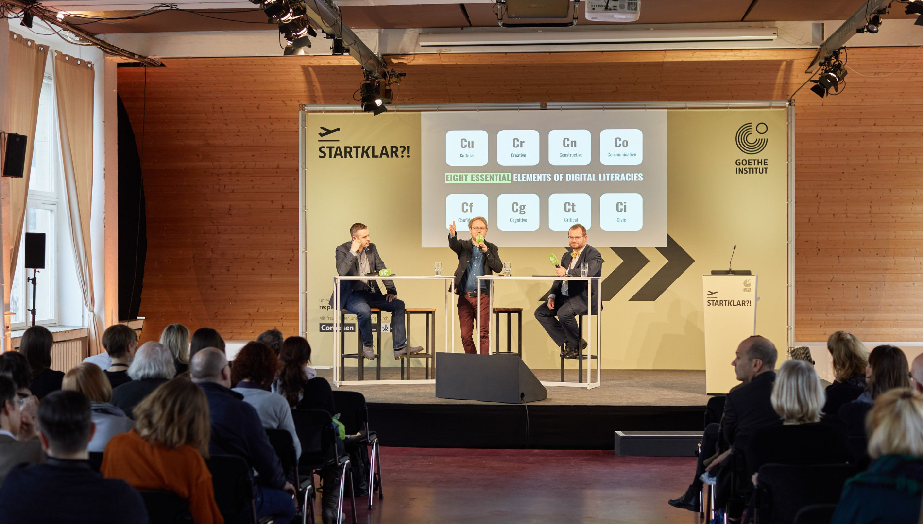 Corporate Design, Messedesign, Orientierungssystem und Printbroschüre von der Werbeagentur das formt aus München