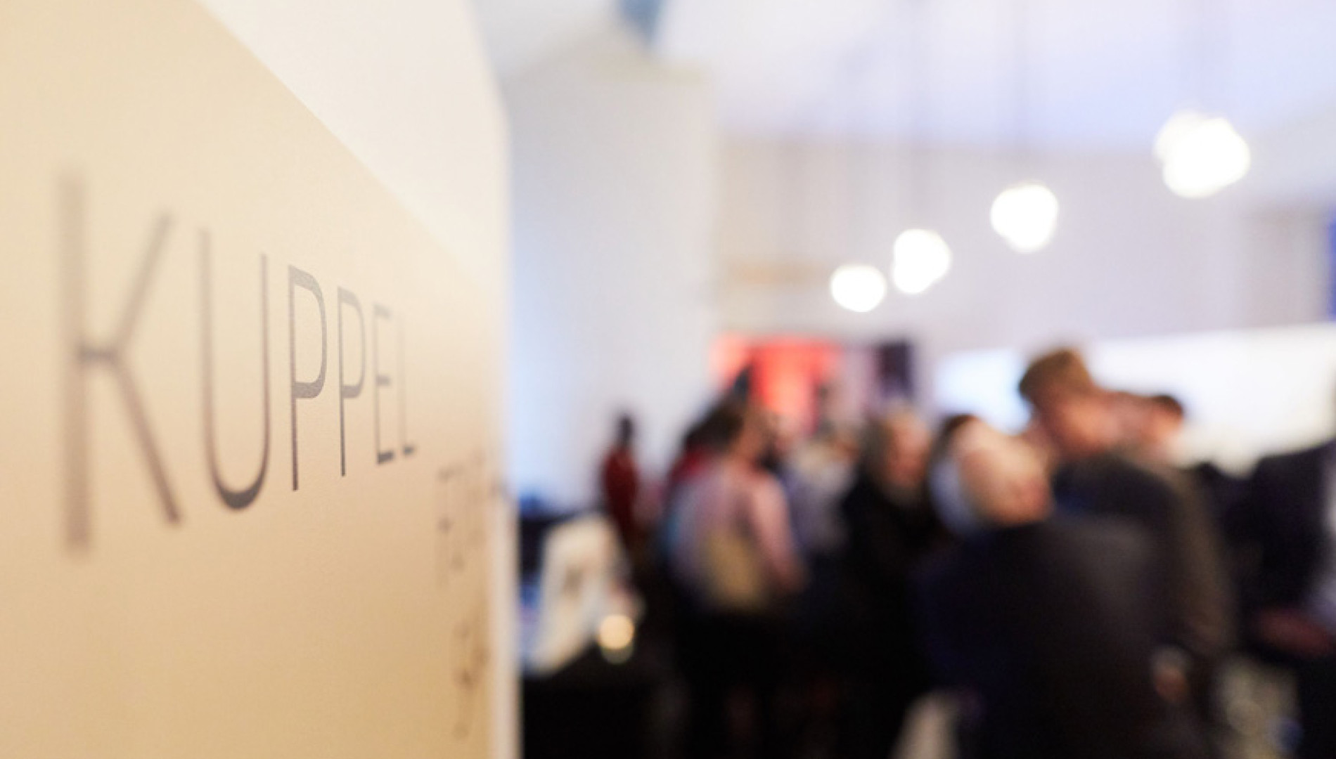 Corporate Design, Messedesign, Orientierungssystem und Printbroschüre von der Werbeagentur das formt aus München