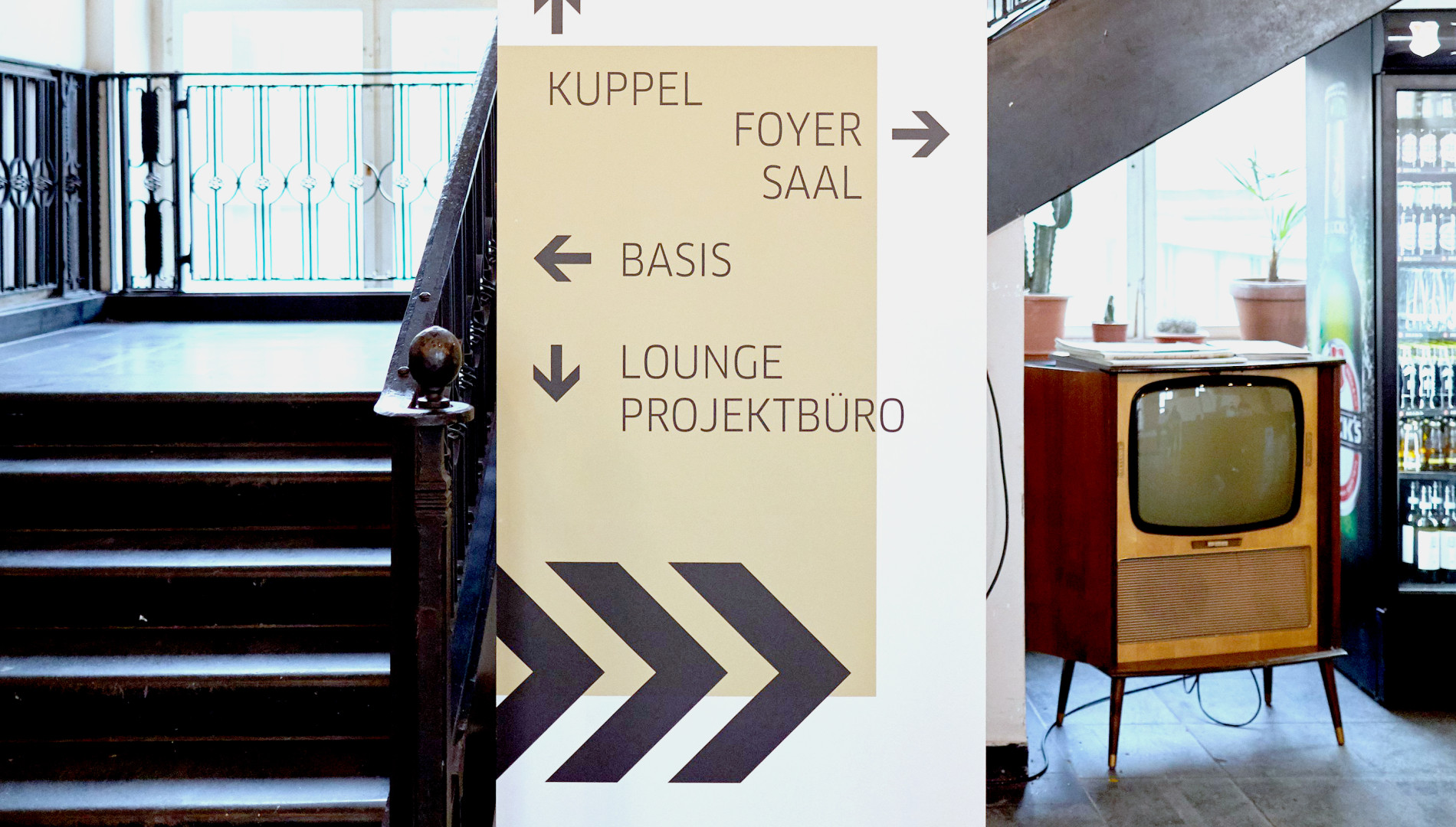 Corporate Design, Messedesign, Orientierungssystem und Printbroschüre von der Designagentur das formt aus München
