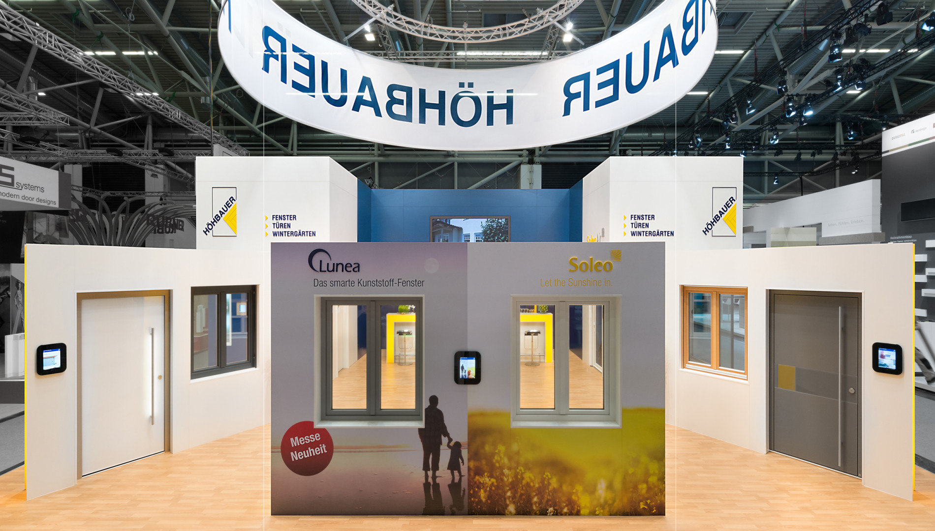 Messedesign mit Multimediainstallation und Mobiler Applikation für die Höhbauer GmbH von der Designagentur das formt aus München