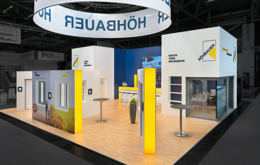 Messedesign mit Multimediainstallation und Mobiler Applikation für die Höhbauer GmbH von der Designagentur das formt aus München
