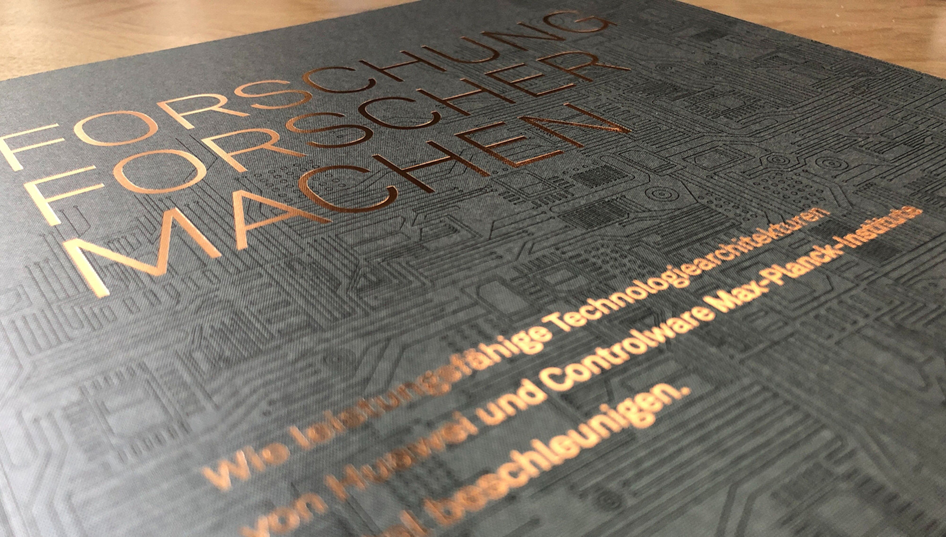 Hochwertige Broschüre für Hauwei mit Printdesign von der Designagentur das formt aus München