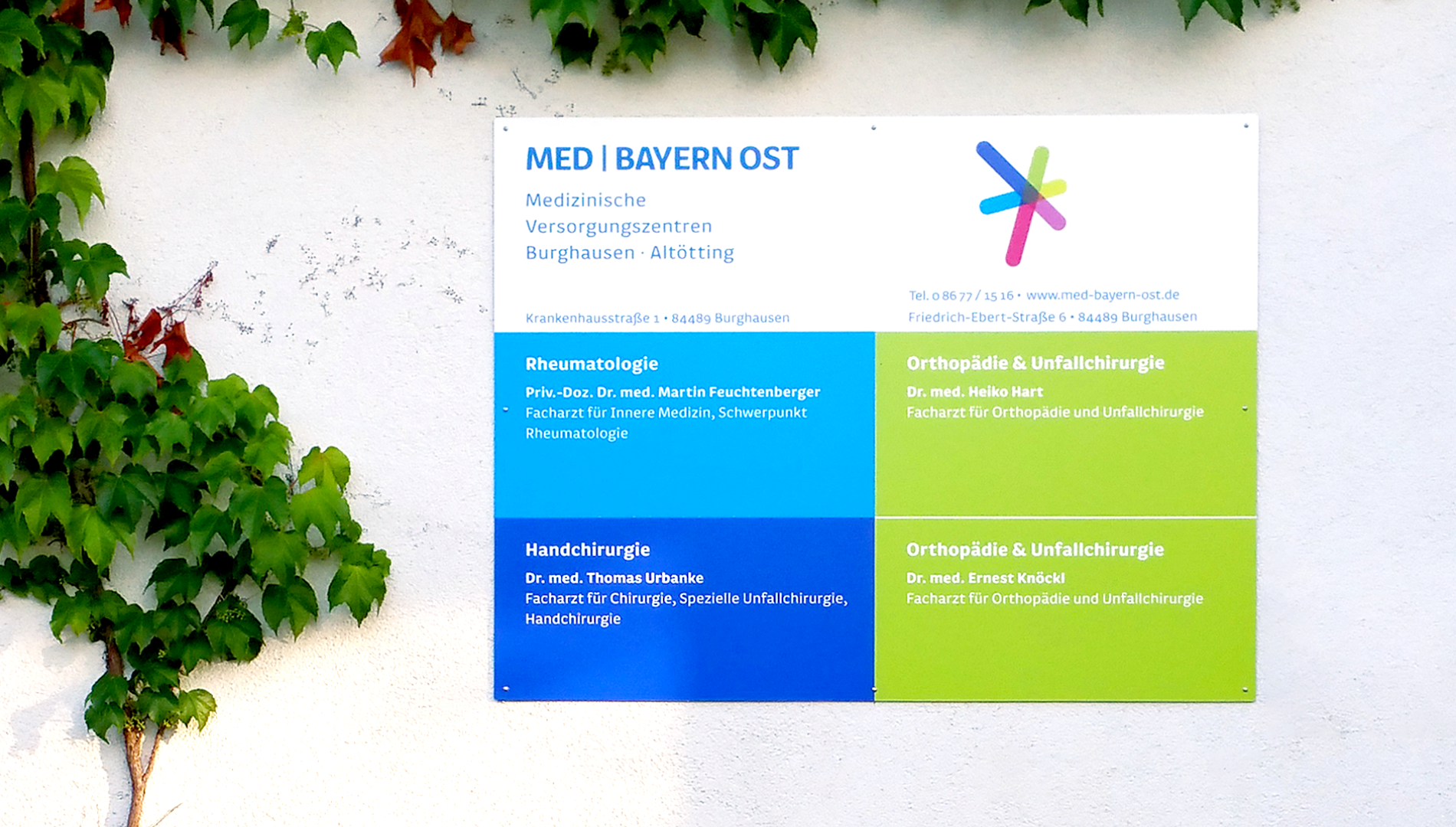 Orientierungssystem und Praxisbeschilderung für MED Bayern Ost in Burghausen von der Designagentur das formt aus München