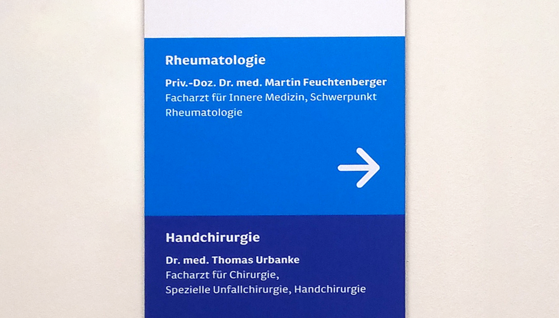 Orientierungssystem und Praxisbeschilderung für MED Bayern Ost in Burghausen von der Designagentur das formt aus München